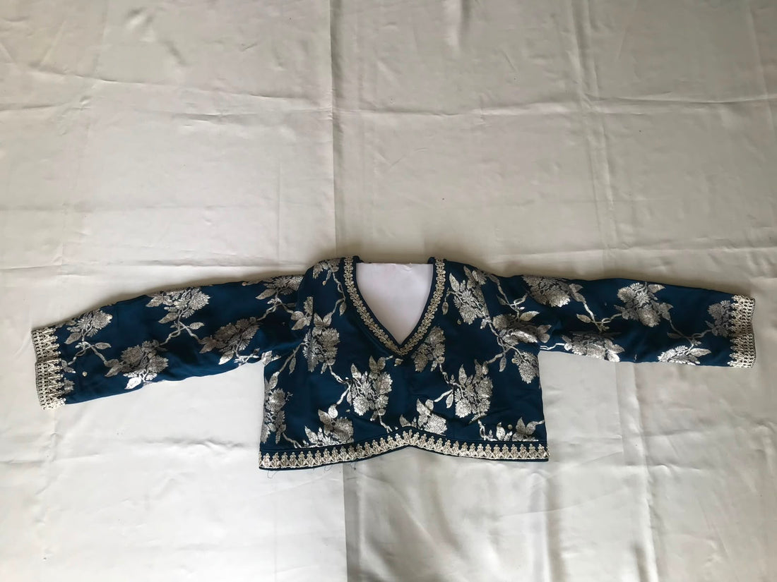 NAVY BLUE EMBROIDERY CROP TOP